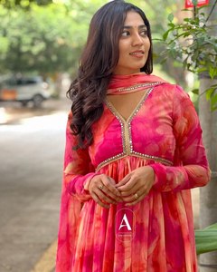 Hermoso Salwar Kameez con Corte Alia y Dupatta, Ropa Moderna para Fiestas, Confeccionado con Georgette - Product Image 4