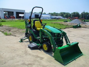Tracteur John Deere série 1 avec chargeur frontal et attache tondeuse, vert et jaune, matériel agricole - Product Image 3