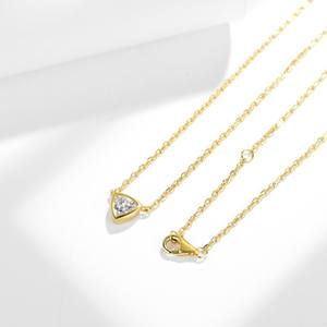 Collier en argent sterling 925 avec pendentif triangle moderne serti de diamants pour femme, idéal pour fiançailles, anniversaire, mariage, fête ou usage quotidien - Product Image 4