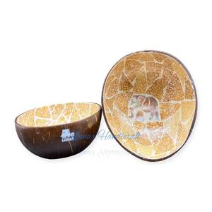 Cuencos de cáscara de coco de laca hechos a mano coloridos, cubiertos de comedor sostenibles respetuosos con el medio ambiente con cuchara, hechos en Vietnam - Product Image 1