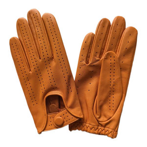 Guantes de conducción con tela suave y flexible que ofrecen un ajuste cómodo, un agarre seguro y un diseño transpirable, adecuados para viajes largos por carretera. - Product Image 1