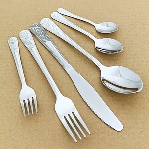 Ensemble de couverts vintage à motif floral, finition argentée, couverts de qualité supérieure, idéal pour les repas en famille, les dîners à domicile et les événements - Product Image 3