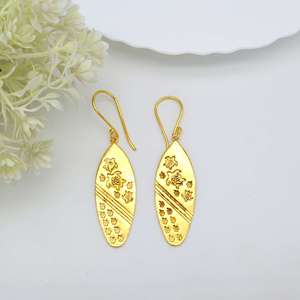 Vente en gros de boucles d'oreilles pendantes en laiton plaqué or 18 carats bijoux pour femmes avec perle de fleur en forme de marquise boucles d'oreilles personnalisées cadeau - Product Image 3