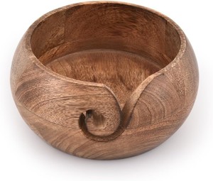 Cuenco de hilo de madera hecho a mano con un recorte de remolino para tejer y ganchillo elaborado con materiales sostenibles - Product Image 1