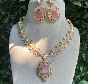 Conjunto Kundan chapado en oro de calidad superior de lujo Conjunto de collar elegante con pendientes Aspecto de piedra para compromiso o boda para mujer - Product Image 4