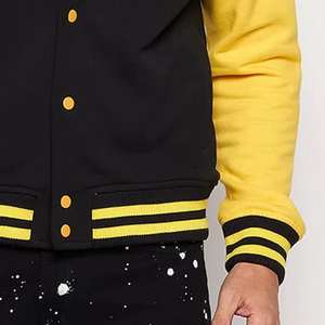 Veste universitaire noire à manches jaunes, style baseball unisexe, boutonnière à côtes, option personnalisée, imperméable, coupe-vent, chaude, devant - Product Image 2