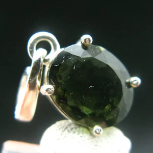 Auténtico colgante de moldavita checa auténtica de 0,8 pulgadas y 1,2 gramos de estilo Vintage en joyería de plata de ley chapada en oro - Product Image 1