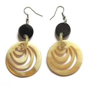 Pendientes de cuerno de búfalo pulido de nuevo diseño al por mayor para mujer artesanías naturales de estilo animal hechas a mano de La India - Product Image 1