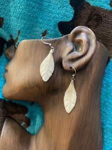 Pendientes de hueso de búfalo de Crescent Craft, joyería étnica hecha a mano, única y sostenible para ocasiones festivas. - Product Image 3