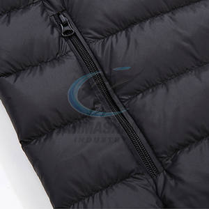 Chaqueta Acolchada de Invierno para Hombre, Talla Grande, Estilo Urbano, con Cuello Alto, Logotipo Frontal, Ecológica y Transpirable, Hecha en Pakistán - Product Image 4