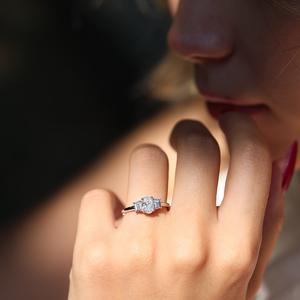 แหวนหมั้นวงรี10x8สีขาวเพชรโมอิสบาแกตหินด้านข้างสีทองสีเงินเครื่องประดับงานแต่งงานสำหรับผู้หญิง - Product Image 3