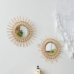 Espejo de pared circular hecho a mano estilo Art Deco ecológico con diseño de Sol de ratán natural para ocasiones de boda - Product Image 1