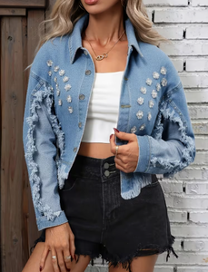 Chaqueta vaquera ligera para mujer con efecto desgastado, dobladillo deshilachado, pedrería y botones florales en la parte delantera. - Product Image 3