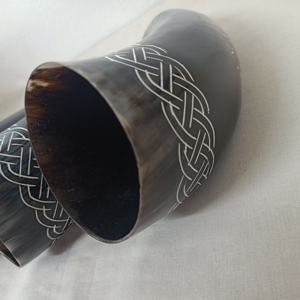 Corne à boire gravée sur mesure avec gravure sur le thème Viking, convient aux magasins de fournitures Viking pour la revente - Product Image 3