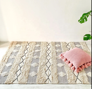 Alfombra Rectangular de Algodón de Estilo Boho Moderno de 4'x6', Tejida con Diseño Geométrico, Pelo Mediano con Borlas, Lavable y Multiusos - Product Image 1