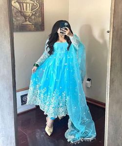 Dernier modèle de robe longue brodée de couleur orange avec dupatta pour femmes indiennes en vêtement ethnique - Product Image 3