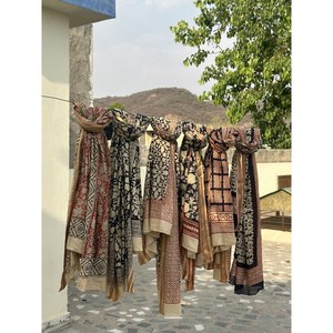 Pareos de Algodón Ligeros con Estampados Florales Hechos a Mano, Chales Artísticos de Voile para Invierno y Verano - Product Image 1