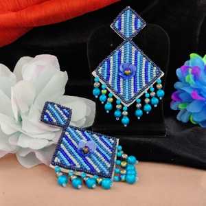 Los pendientes artesanales con forma geométrica añaden un estilo contemporáneo a cualquier atuendo versátil para ocasiones casuales y formales - Product Image 4