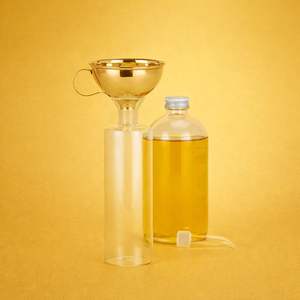 Embudo de Lujo con Asa para una Transferencia de Líquidos Precisa y sin Derrames, Diseño Elegante, Ideal para Cocina, Bar y Uso Doméstico - Product Image 2