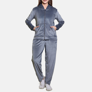 2025 última llegada ropa de mujer conjunto de chándales de terciopelo con cremallera ropa de estilo callejero chándal de terciopelo de manga larga para mujer - Product Image 3