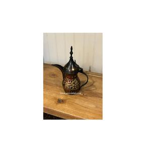 Jarra de Latón con Diseño en Relieve Estilo Dallah Árabe, Tamaño Personalizado, Aspecto Admirable, Vajilla Metálica, Teteras y Cafeteras - Product Image 1