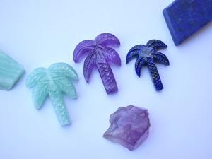 Colgante de cristal con abalorio de palmera de piedras preciosas talladas a mano para la fabricación de joyas - Product Image 3