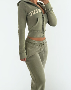 Sudadera Corta con Cierre para Mujer, Color Verde Oliva, con Bordes Deshilachados y Bordado de Letras, 100% Algodón, Estilo Casual - Product Image 2