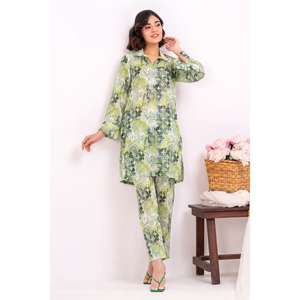 ชุดสูทผ้าลอนพิมพ์ลายสีเขียวสำหรับผู้หญิงแบบ 2 ชิ้น ไม่เย็บติดกัน พร้อมตกแต่งกระดุม - Product Image 2