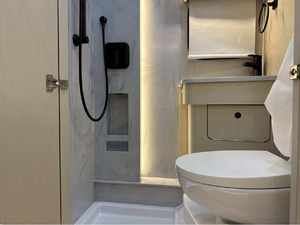 Autocaravana de Lujo Pleasure Way PLATEAU XL 2026, Color Azul Oscuro/Gris/Negro, Euro 5, Capacidad para 4-6 Personas, Equipaje de Aerolínea - Product Image 5