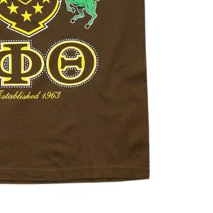Iota Phi Theta Shield Graphic Tee T-shirt de fraternité marron et or Vêtements de vie grecs classiques pour les membres et les anciens - Product Image 6