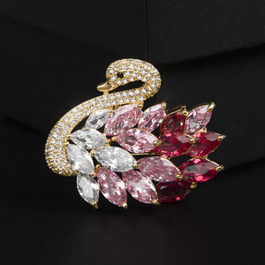 Broche en cristal de cygne grand format en zircon plaqué or pour femmes JR en gros - Cadeau et occasions de fête - Product Image 3