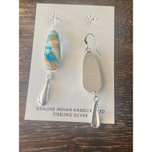 Pendientes Colgantes Hechos a Mano en Estilo Navajo con Turquesa Mohave y Plata de Ley, Diseño en Forma de Gota de Agua - Product Image 5