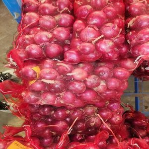 Cebollas Rojas Frescas de Alta Calidad para Ingredientes Alimenticios, Certificadas por FSSAI/ISO/HACCP, Exportación a Granel en Venta - Product Image 1