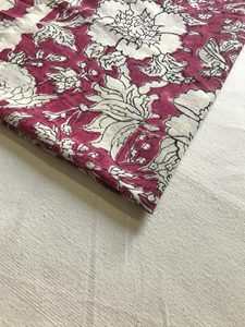 Tissu en coton imprimé à la main, motif floral classique indien Mughal en contour, en rouge vin et ivoire - Product Image 3