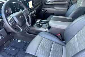 เชฟโรเลต ซิลเวอราโด 1500 ZR2 ครูว์แค็บ ขับเคลื่อน 4 ล้อ พวงมาลัยซ้าย เบาะหนัง กล้องมองหลัง ปี 2024 - Product Image 2