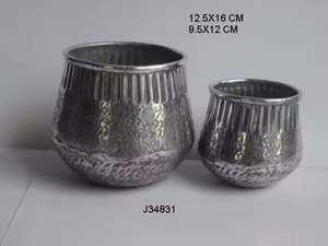 Ensemble de 2 jardinières décoratives en aluminium argenté martelé classique pour l'utilisation en jardin - Product Image 2