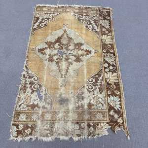 Tapis vintage 2,9x4,6 pieds, petit tapis turc, tapis marron à pois blancs - Product Image 1