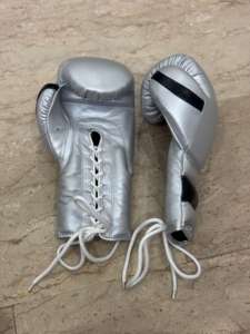 Gants de boxe sur mesure fabriqués en cuir de vache véritable, disponibles en tailles 6oz, 8oz, 10oz, 12oz, 14oz, 16oz, avec couleurs personnalisées - Product Image 4