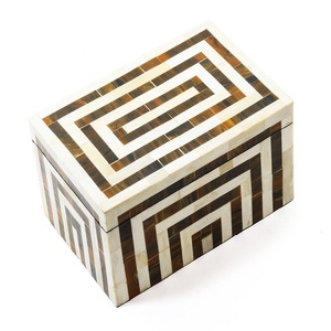 Joyero de madera de resina y MDF rayado natural hecho a mano elegante solución de almacenamiento de 6x4x2,5 pulgadas - Product Image 3