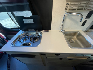 Camping-car familial de luxe WINNEBAGO SOLIS 59PX d'occasion 2023, Euro 5, 4-6 passagers, sol en acrylique blanc, four à micro-ondes, lit - Product Image 6