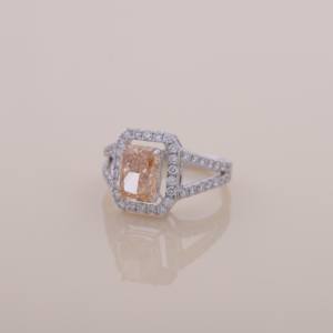 Anillo de Plata de Ley 925 con Halo de Diamantes Amarillos de Corte Radiante de 2.43CT y Vástago Dividido - Product Image 6