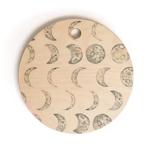 Planche à découper ronde en bois de haute qualité avec une finition lisse, parfaite pour couper, servir et présenter - Product Image 5