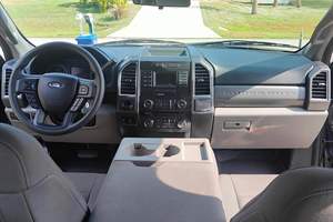 Ford F-250 Super Duty XLT 4x4 6,2 litres V8 4RM de 2017, d'occasion, provenant du sud, avec suspension surélevée - Product Image 4