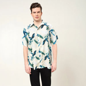Camisa de poliéster con estampado tropical multicolor para hombre, estilo elegante, corte regular, con cuello y mangas cortas para uso casual de verano. - Product Image 1