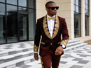 Traje de Etiqueta Negro para Hombre con Solapa Dorada Champán y Bordado Dorado Intenso - Product Image 2