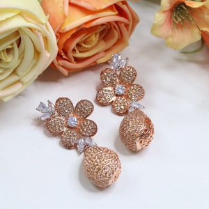 Aretes Modernos de Alta Calidad Chapados en Oro Rosa para Mujer, Ideales para Looks de Noche y Bodas - Product Image 2