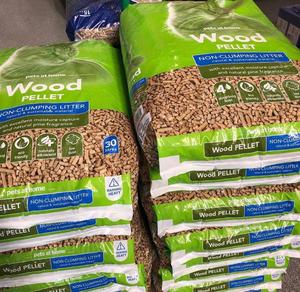 Pellets de Madera Baratos A1 de 6mm y 8mm, Briquetas de Haya y Pino, Empacados en Bolsas de Fábrica, 600-750 Kg/m, 5% de Humedad - Product Image 1