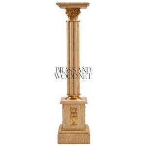 Piedestal de colonne en marbre beige de style corinthien de luxe avec accents en laiton feuillagé d'or pour l'exposition d'œuvres d'art - Product Image 1