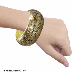 Brazalete de Latón Antiguo Hecho a Mano con Diseño Floral en Relieve, Brazalete Elegante para Mujer - Product Image 2