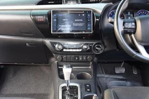 Toyota Hilux S GLX 2.8L AWD A/T 2025 Limpia, Volante a la Derecha - Product Image 6